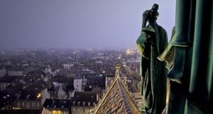 Vue aérienne de la cité de Dijon depuis la cathédrale Saint-Bénigne, Côte-d’Or, Bourgogne (© Michel Setboun/Corbis) &copy; (Bing France)