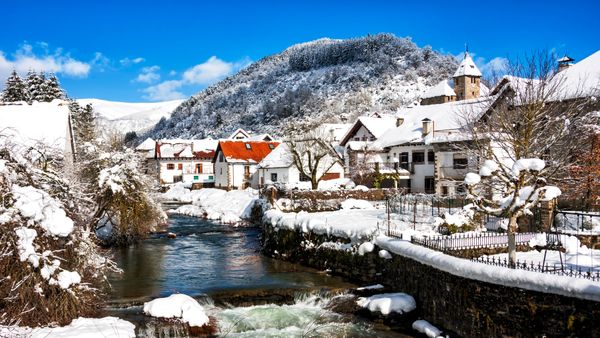 Ochagavía cubierta de nieve, Navarra, España