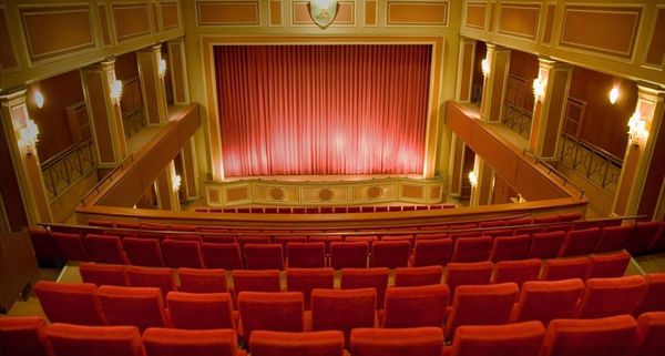 Blick auf die Bühne eines leeren Filmtheaters