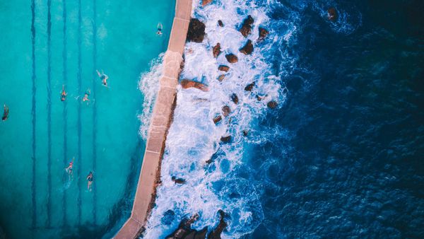 Vue aérienne de la piscine de Bronte Baths près de Sydney, Australie