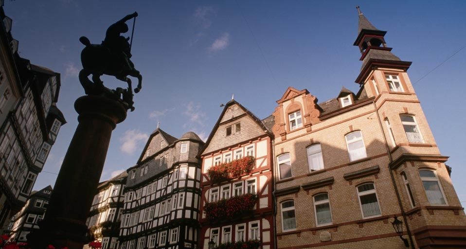 Fachwerkhäuser und Reiterstandbild schmücken die Barfüßer Straße in Marburg