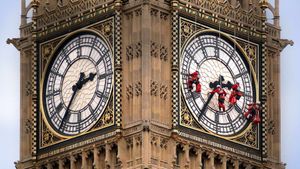 Workers cleaning the clock face of Big Ben, London (© Reuters)(Bing United Kingdom)