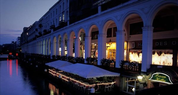 Die Alsterarkaden im nächtlichen Hamburg