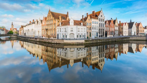 Bâtiments se reflétant sur les canaux de Bruges, Belgique