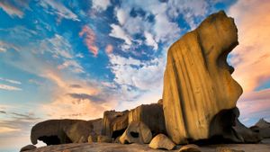 Sunrise over Remarkable Rocks at Kangaroo Island, South Australia (© Ingo Oeland/Alamy)(Bing Australia)