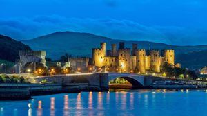 Conwy Castle looking over the River Conwy, Wales (© David Chapman/Alamy)(Bing New Zealand)
