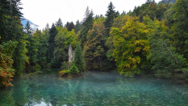 Le lac à l’Anglais et les fausses ruines d’une chapelle à Chamonix