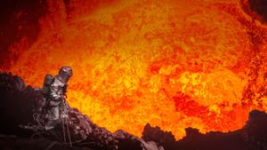 Volcanologist looks into the Marum Volcano, Vanuatu, South Pacific (© Bradley Ambrose/Caters News)(Bing United Kingdom)