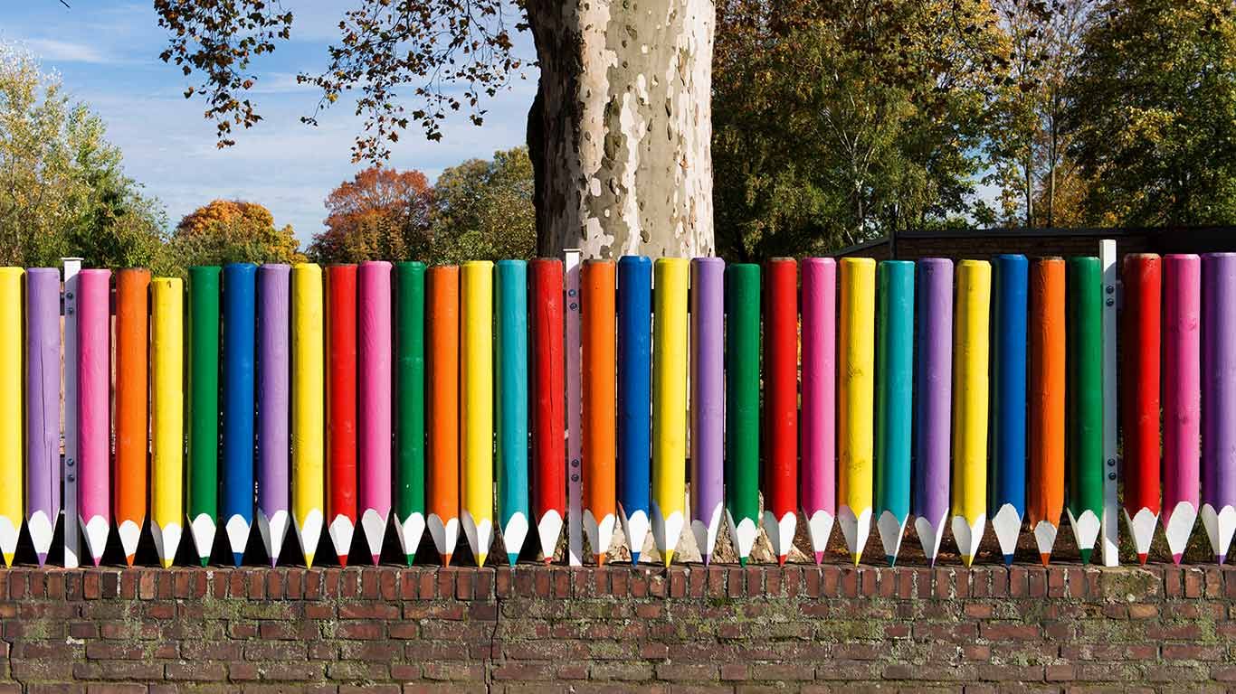 Kindergarten-Zaun aus Buntstiften, Düsseldorf, Nordrhein-Westfalen, Deutschland