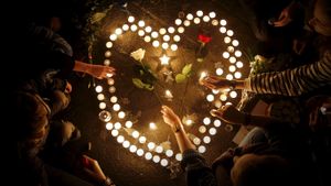Bougies disposées en forme de cœur en hommage aux victimes des attentats de Paris, Vieux-Port de Marseille le 14 novembre 2015 (© Jean-Paul Pelissier/Reuters)(Bing France)