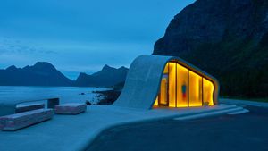 Área de descanso de Ureddplassen en la Ruta Escénica Noruega Helgelandskysten, Noruega (© Eyesite/Alamy)(Bing España)
