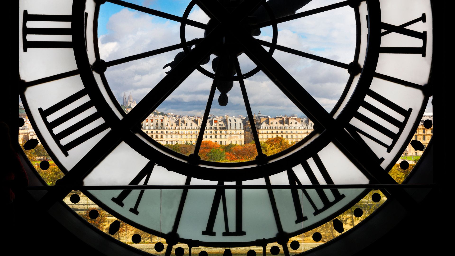 Vue de Paris à travers l'horloge géante du Musée d'Orsay, Paris