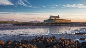 St Cwyfans Church, Anglesey at low tide. (© David Henderson/DEEPOL by plainpicture)(Bing United Kingdom)