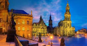 Der Schloßplatz in Dresden mit Blick auf Hofkirche und Semperoper (© Paul Hardy/Corbis) &copy; (Bing Germany)