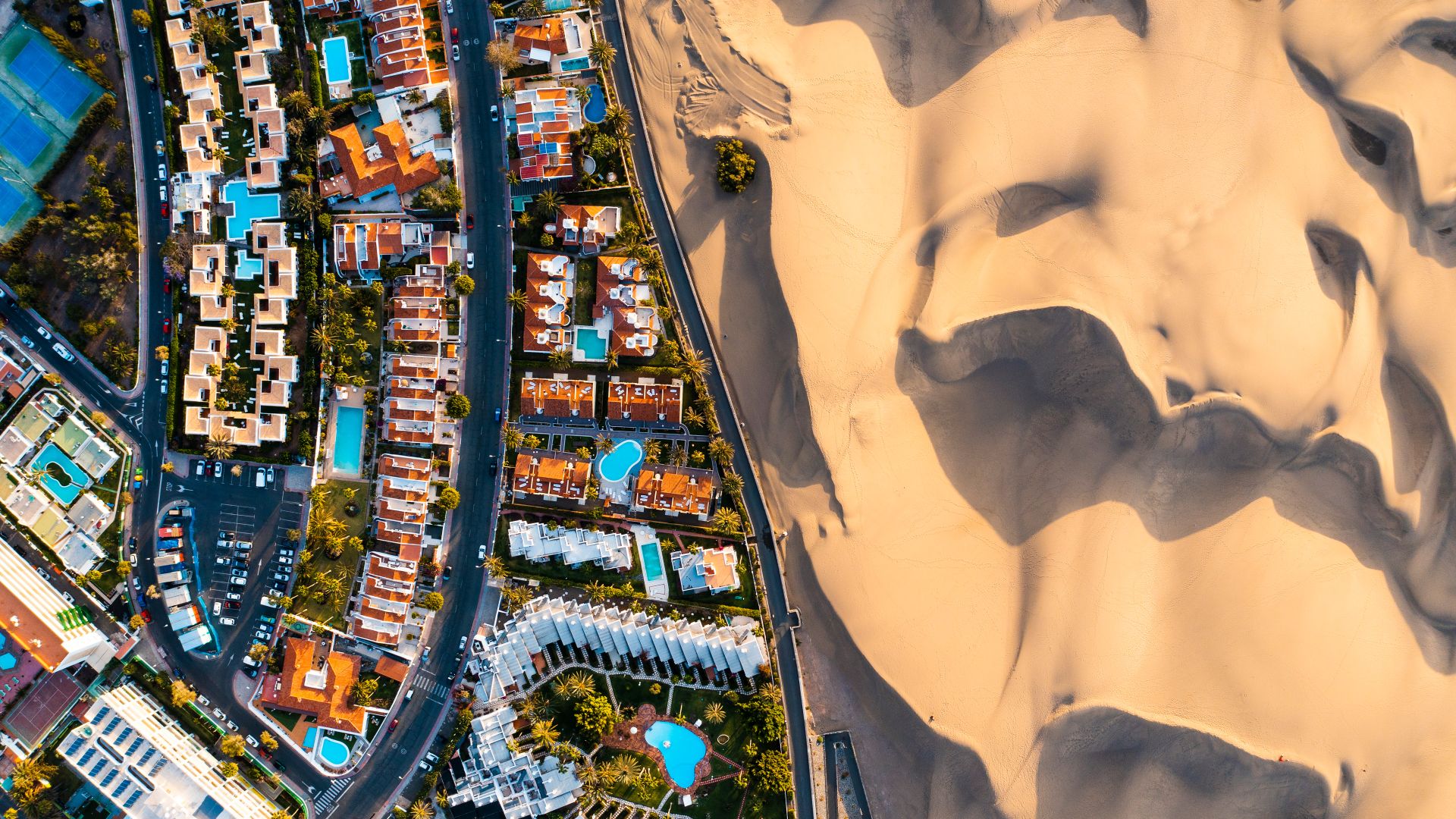 Vista aérea del paisaje urbano y las dunas de arena en Maspalomas, Gran Canaria, España