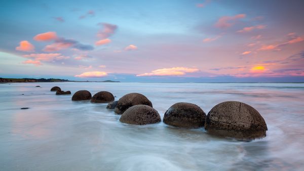 Massi di Moeraki al tramonto, Isola del Sud, Nuova Zelanda
