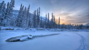Sunset colours over the icy Wheaton River, Yukon, Canada (© Robert Postma/All Canada Photos/Alamy Stock Photo)(Bing Canada)