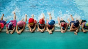 儿童们正在陈经纶体育学校体育馆内参加游泳训练，中国杭州 (© REUTERS/Aly Song)(Bing China)