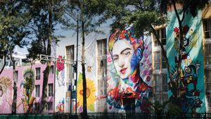 Fresque représentant Frida Kahlo sur la façade d’un immeuble près de la bibliothèque Vasconcelos, Mexico, Mexique (© JESSICA SAMPLE/Gallery Stock)(Bing France)