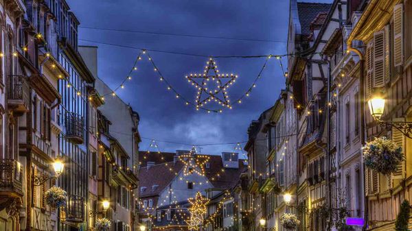 Une rue de Colmar décorée pour les fêtes de fin d’année, Alsace, France