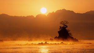 ｢雨晴海岸の日の出｣富山, 高岡市 (© JTB MEDIA CREATION, Inc./Alamy Stock Photo)(Bing Japan)