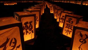 追悼イベントの灯籠, 宮城県 名取市 (© Satoshi Takahashi/Getty Images)(Bing Japan)