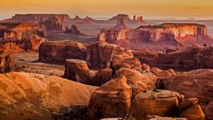 亚利桑那州和犹他州的纪念碑山谷 (© Ronnybas/Shutterstock)(Bing China)