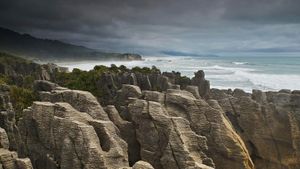 ｢パンケーキ・ロックス｣ニュージーランド南島, パパロア国立公園 (© Michael Reusse/Westend61/Offset)(Bing Japan)