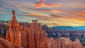 Hoodoos Sunset Point, Parque Nacional del Cañón Bryce, Utah, EE.UU. (© Tim Fitzharris/Minden Pictures)(Bing España)