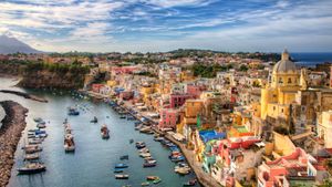 Isola di Procida, Golfo di Napoli, Campania, Italia (© RolfSt/iStock/Getty Images Plus)(Bing Italia)