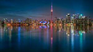Toronto skyline and its reflection, Toronto (© Istvan Kadar Photography/Getty Images)(Bing Canada)
