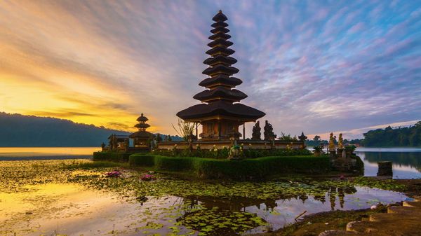 Sunrise at Pura Ulun Danu Bratan temple in Bali, Indonesia