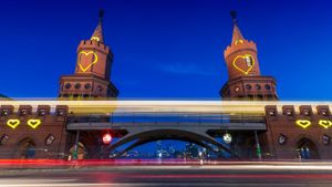 Herzen auf den Türmen der Oberbaumbrücke, Berlin (© fhm/Getty Images)(Bing Deutschland)