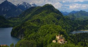 Blick auf das Schloss Hohenschwangau und den Alpsee in Bayern – F1  Online/Superstock &copy; (Bing Germany)