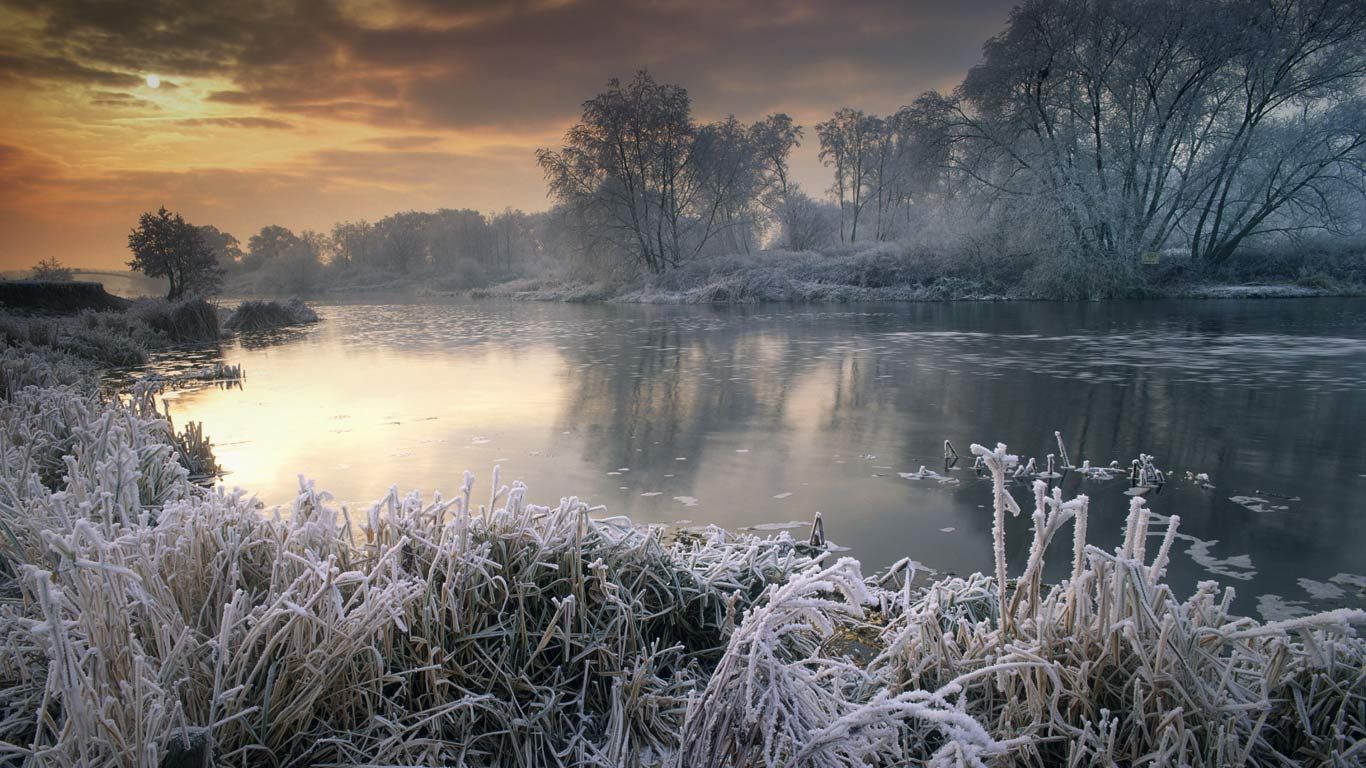 Wintertime along River Avon, Worcestershire, England