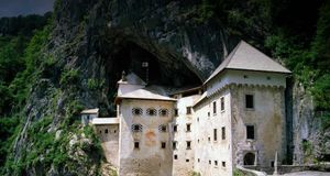斯洛文尼亚建造在悬崖上的城堡 -- Jose Fuste Raga/Photolibrary &copy; (Bing China)