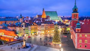 Árbol de Navidad en la Plaza del Castillo, Varsovia, Polonia (© Panther Media GmbH/Alamy)(Bing España)