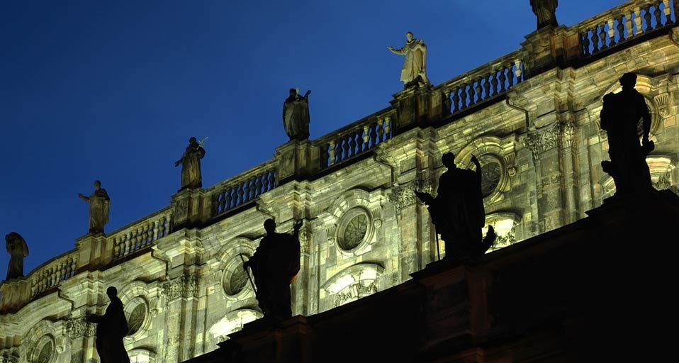 Steinstatuen auf den Balustraden der Dresdner Kathedrale