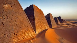 麦罗埃遗迹中的金字塔群，苏丹 (© Andrew McConnell/Alamy)(Bing China)