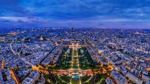 ｢パリの夜｣フランス (© Liam Hammersley/Tandem Motion +Stills)(Bing Japan)