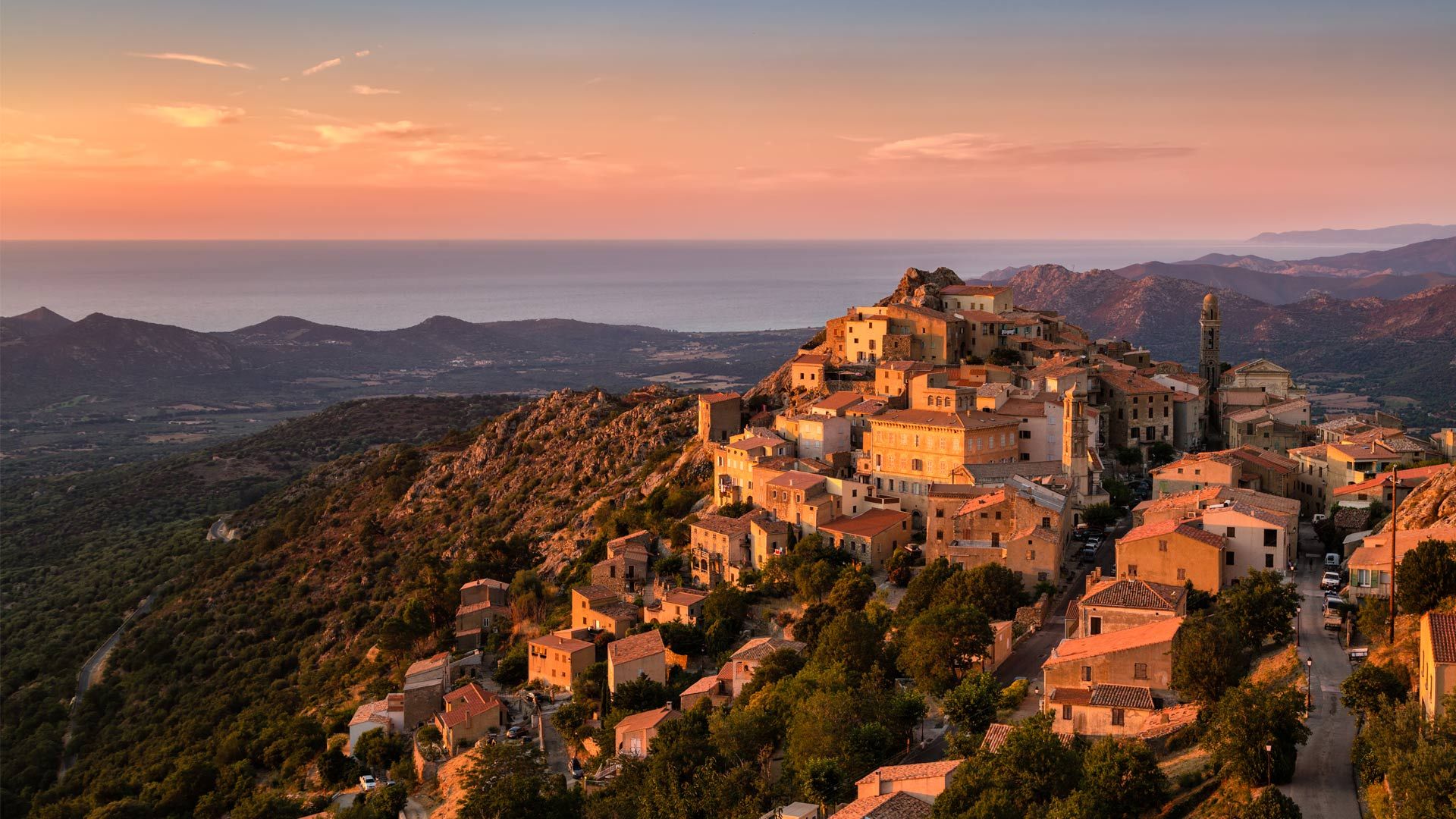 Soleil du soir sur le village perché de Speloncato en Corse
