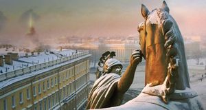 Vue sur la place du Palais depuis l’arc de triomphe du bâtiment de l’État-Major, Saint-Pétersbourg, Russie (© SIME/eStock Photo) &copy; (Bing France)