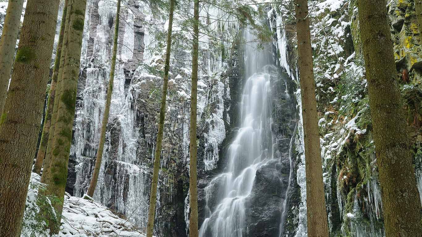 Der Burgbachwasserfall nahe Bad Rippoldsau-Schapbach im Winter, Baden-Württemberg, Deutschland