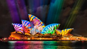 Projections lumineuses sur l’Opéra de Sydney, Australie (© Taras Vyshnya/Alamy Stock Photo)(Bing France)