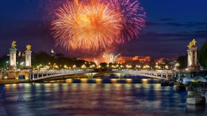 法国巴黎亚历山大三世桥上空的焰火 (© AG photographe/Getty Images)(Bing China)