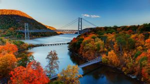 ｢紅葉のハドソン川｣アメリカ, ニューヨーク州 (© Arnab Banerjee/Gallery Stock)(Bing Japan)