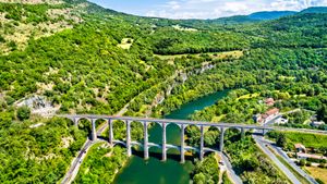 Viaduc de Cize-Bolozon enjambant la rivière d’Ain, Auvergne-Rhône-Alpes (© Leonid Andronov/Getty Images)(Bing France)