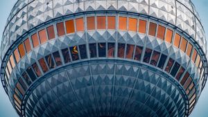 Nahaufnahme des Berliner Fernsehturms (© Nico Gel/Getty Images)(Bing Deutschland)