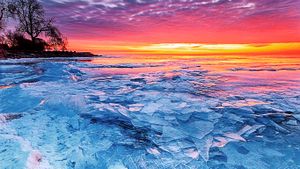 冰与火，冻结的伊利湖上空的朝阳 (© Joshua Bozarth/Flickr Open/Getty Images)(Bing China)