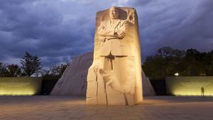 Martin Luther King Jr. Memorial, Washington, DC (© kropic1/Shutterstock)(Bing United States)